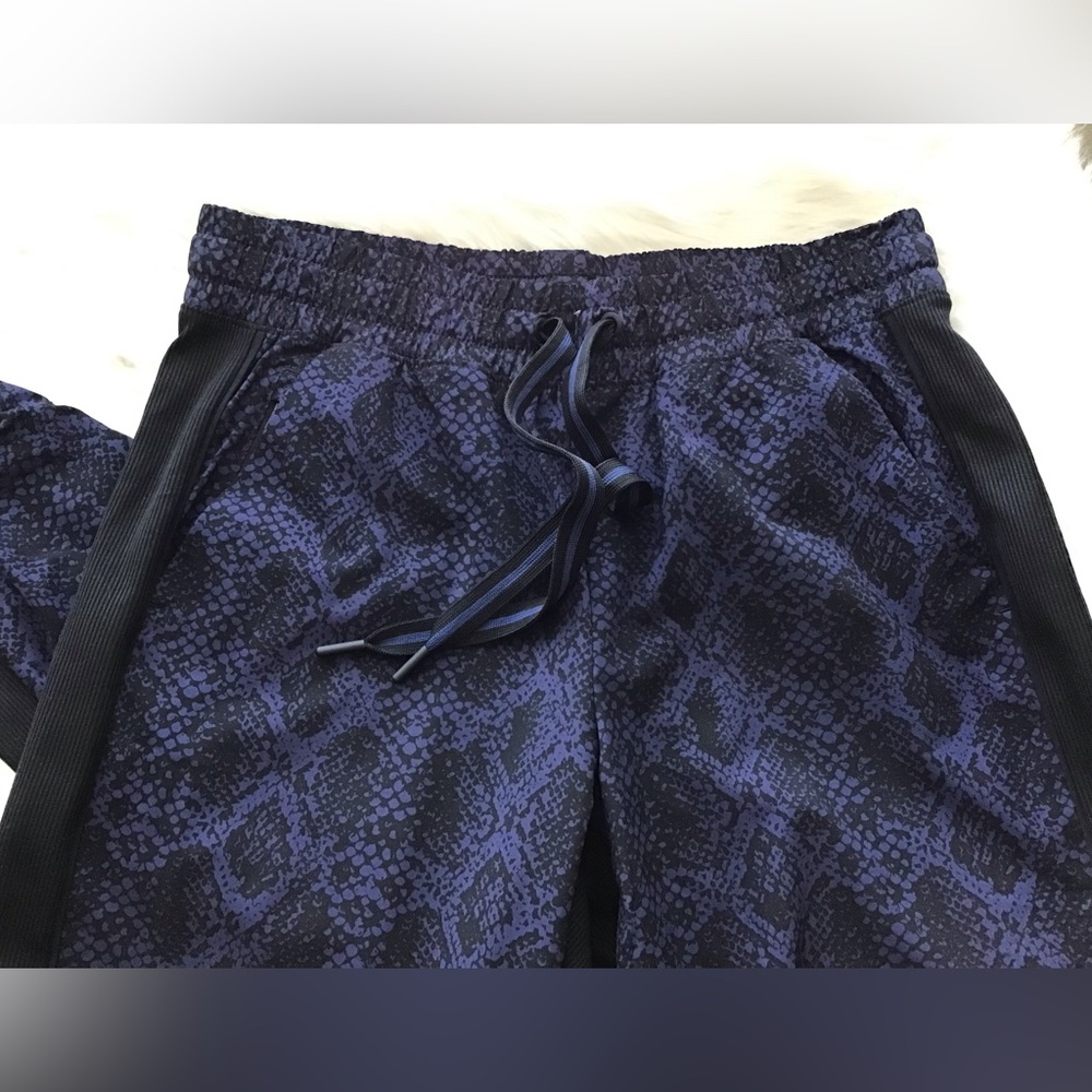 Athleta Brooklyn Jogger Pants Python Snake Navy - image 5